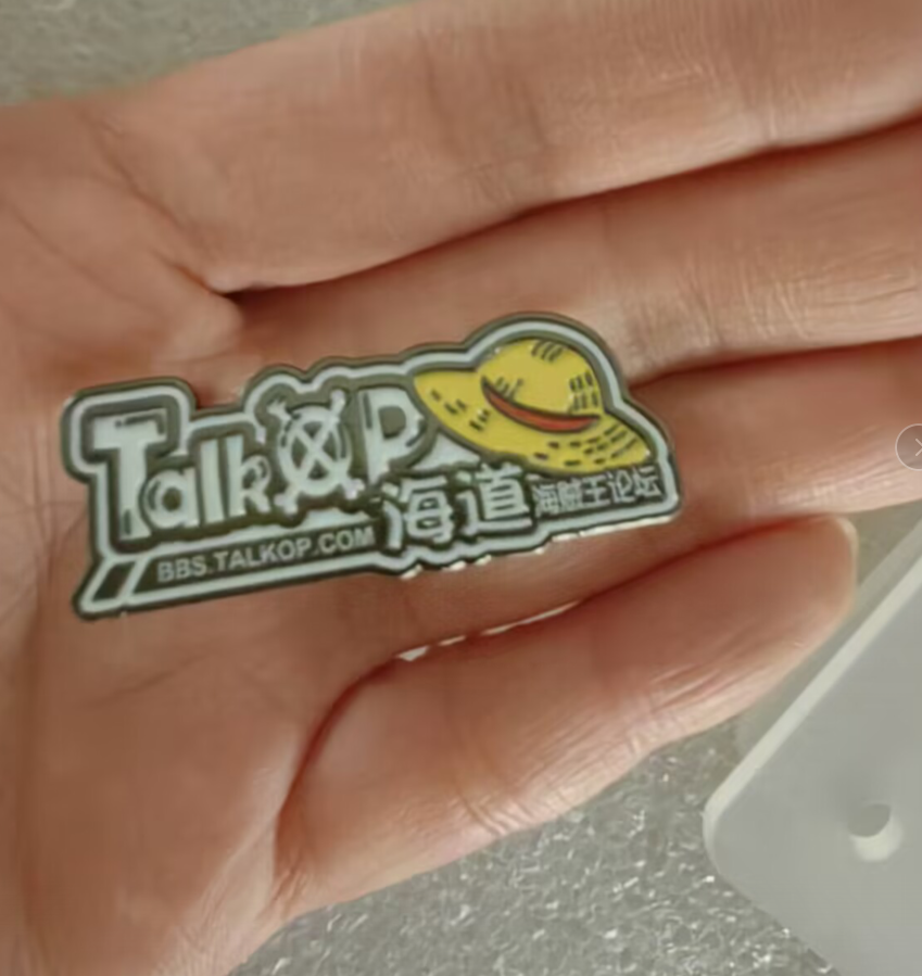 方胸章.png